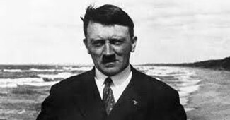 भावपूर्ण मुद्रा में हिटलर