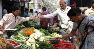 महंगाई से राहत अभी कोसों दूर...