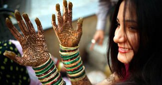 सजना है मुझे, सजना के लिए...