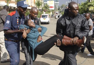 घायल महिला को सुरक्षित स्थान पर पहुंचाते सैनिक