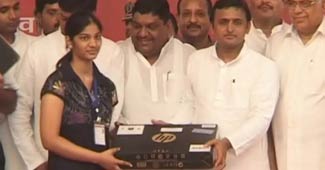 फाइल फोटोः लड़कियों को लैपटॉप बांटते CM अखिलेश