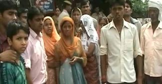 थाने के बाहर प्रदर्शनकारी