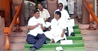 टीडीपी सांसदों का विरोध प्रदर्शन