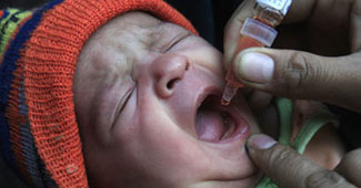 मुंह में दिया जाता है पोलियो ड्रॉप