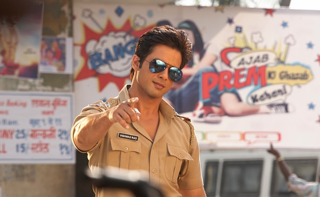 'फटा पोस्टर निकला हीरो' के एक सीन में शाहिद कपूर