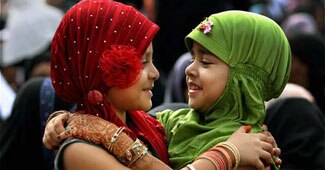 बकरीद पर गले मिलते बच्‍चे