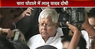 कोर्ट से बाहर आते हुए लालू प्रसाद यादव