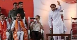 रैली में मंच पर उद्धव ठाकरे और मनोहर जोशी