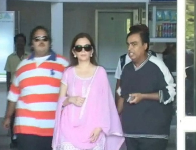 पत्नी नीता संग जोधपुर पहुंचे मुकेश अंबानी