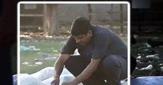 बम निरोधक दस्ते का सदस्‍य बम निष्‍क्रिय करते हुए