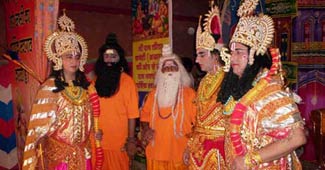 सबका मन मोहती है रामलीला...