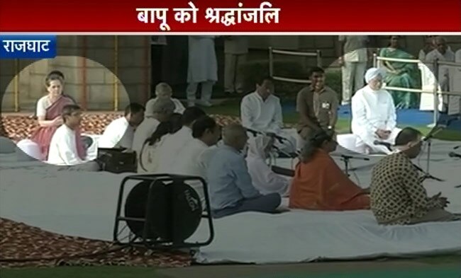 मनमोहन और सोनिया राजघाट पर बापू को श्रधांजलि देते हुए