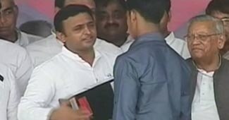 लैपटॉप बांटते अखिलेश यादव