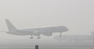 फाइल फोटोः कोहरे की वजह से लेट हुई फ्लाइट