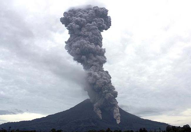 माउंट सिनाबंग में हुए विस्फोट से उठता धुंआ