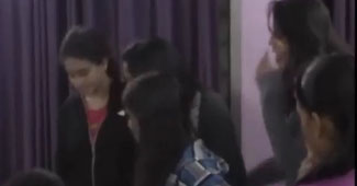 गरीब बच्चों को मुफ्त शिक्षा दे रही है लड़कियां