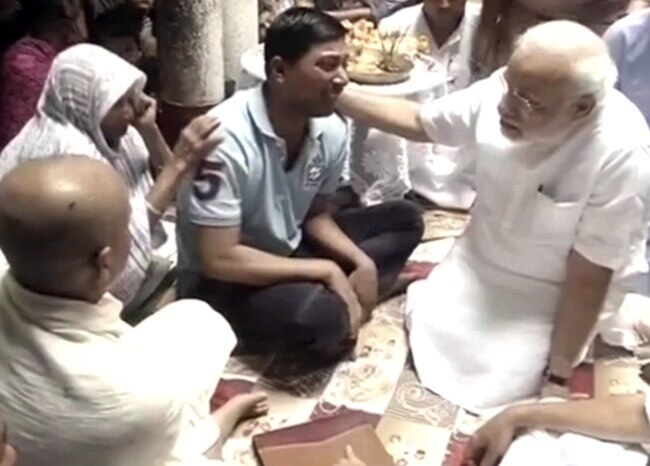 पीडि़तों के साथ नरेंद्र मोदी