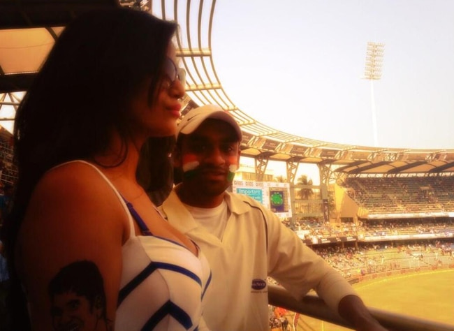 वानखेड़े स्टेडियम पहुंची पूनम पांडे