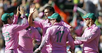 पिंक यूनिफॉर्म में द. अफ्रीकी टीम