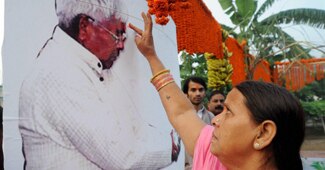 लालू यादव की फोटो को टीका लगातीं राबड़ी देवी