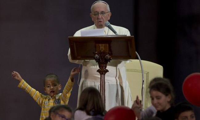 पोप फ्रांसिस और बच्चा