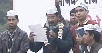 नई दिल्ली में सभा को संबोधित करते केजरीवाल