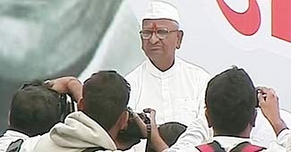 अनशन पर बैठे अन्ना हजारे