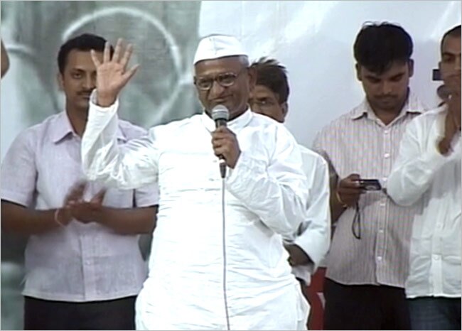 रालेगण सिद्धि में अन्ना हजारे