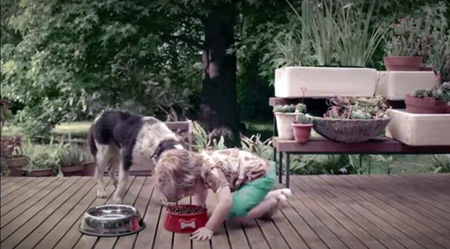 बच्चों को पालने में कई मुसीबत झेलते मां-बाप पर फोकस करता है कोका कोला का ये ऐड