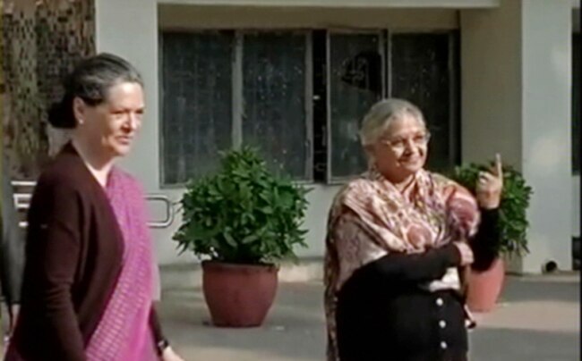 सोनिया गांधी और शीला दीक्षित ने भी डाला अपना वोट