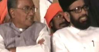 दिग्विजय सिंह के साथ एक कार्यक्रम के दौरान मौलाना तौकीर