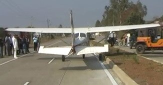 हवाई जहाज की नेशनल हाईवे पर लैंडिंग