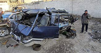 बम हमले में क्षतिग्रस्त कार