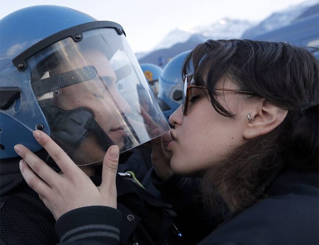 लड़की ने पुलिसवाले के हेलमेट को चूमा था