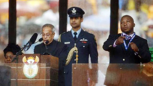 प्रणब मुखर्जी के पीछे साइन लेंग्वेज इंटरप्रेटर थामसांका