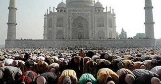 ताजमहल में नमाज अदा करते लोग