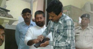 पुलिस की गिरफ्त में नारायण साईं