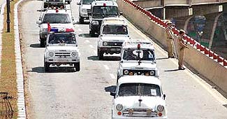 लाल बत्ती लगी पुलिस की गाड़ियां