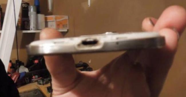 अपने बेकार हो चुके फोन को दिखाता हुआ घोस्‍टलीरिच