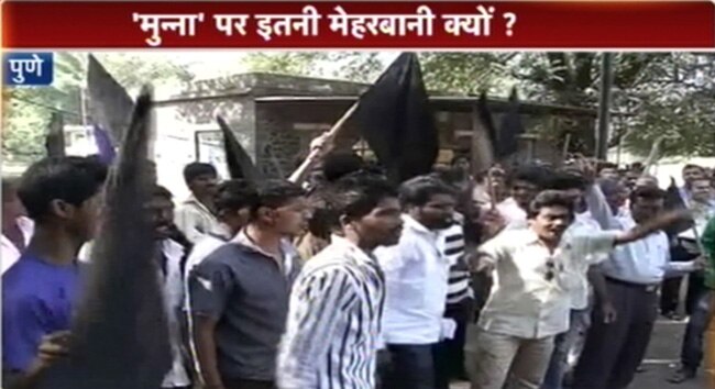 संजय दत्त की छुट्टी के खिलाफ विरोध प्रदर्शन