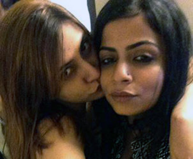 शाल्वी ने सहेली शिप्रा के साथ ये तस्वीर पोस्ट की. गे फॉर ए डे मूवमेंट से जुड़ते हुए