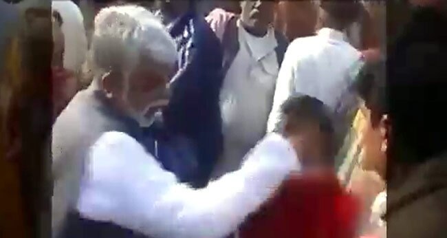 युवक को थप्पड़ जड़ते सपा के मंत्री सुरेंद्र सिंह पटेल