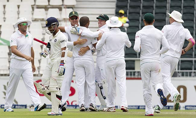 टीम इंडिया ने दूसरे दिन केवल 25 रनों पर पांच विकेट गंवा दिया