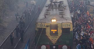 कोहरे की वजह से देर चल रही हैं ट्रेनें