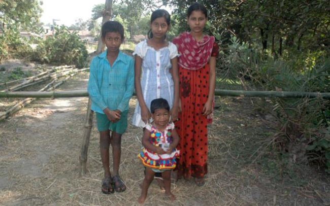 अपने भाई-बहनों के साथ अजीफा