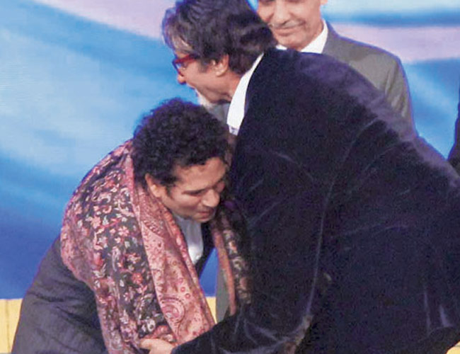 उमंग-2014 के दौरान सचिन तेंदुलकर और अमिताभ बच्‍चन