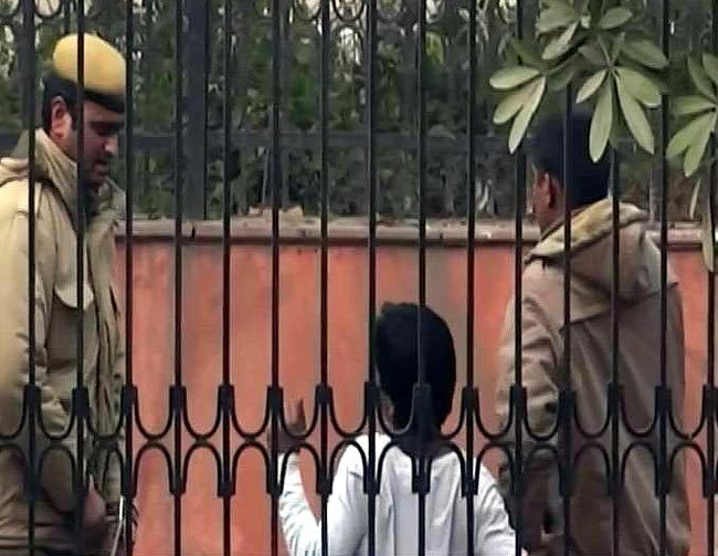 दिल्‍ली पुलिस की बर्बरता