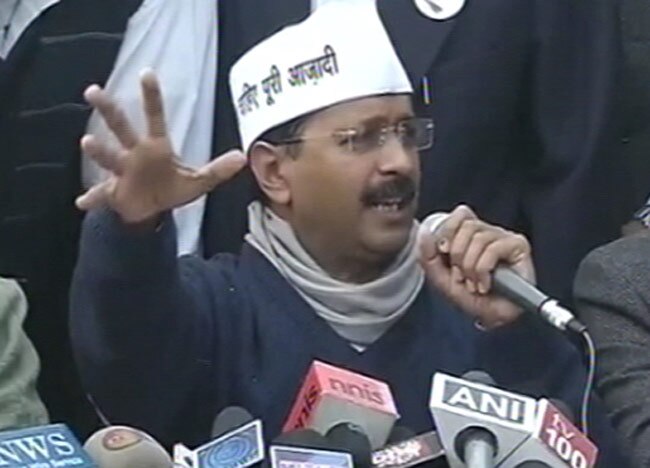 धरना के दौरान लोगों को संबोधित करते केजरीवाल