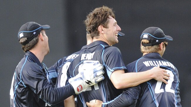 कीवी गेंदबाज हेनरी ने झटके चार विकेट