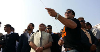 अहमदाबाद में मोदी के साथ पतंग उड़ाते सलमान